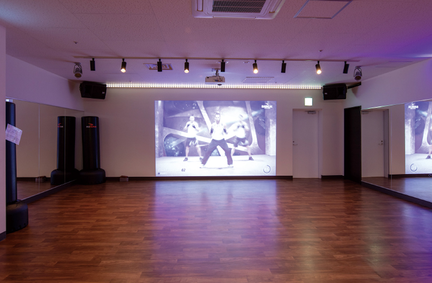 有人レッスンやVRレッスンにも対応したスタジオを完備。初級者から上級者まで網羅する豊富なスタジオプログラムをご用意。